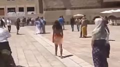 امرأة عارية  أمام  حائط البراق بالقدس