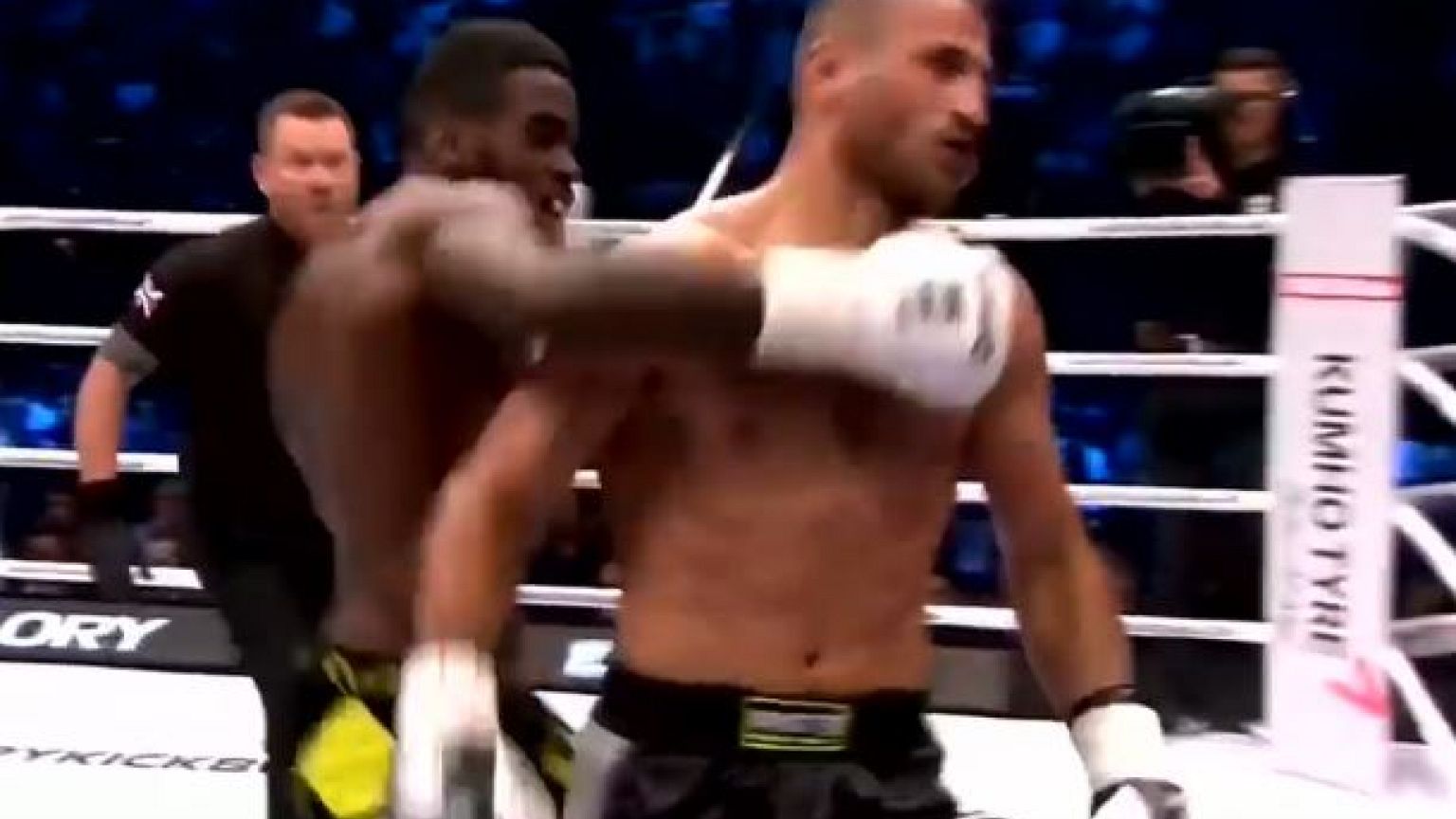 Kickboxing: stende l'avversario con un pugno a tradimento, i tifosi lo aggrediscono