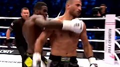 Kickboxing: stende l'avversario con un pugno a tradimento, i tifosi lo aggrediscono