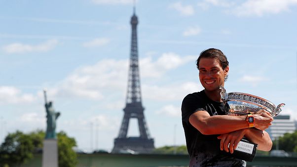Nadal exhibe sa Coupe des Mousquetaires sur la Seine Nadal exhibe sa Coupe des Mousquetaires sur la Seine