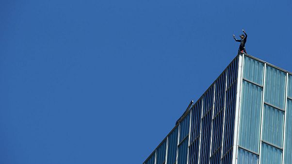 El "spiderman" francés Alain Robert escala el hotel Meliá Barcelona Sky El "spiderman" francés Alain Robert escala el hotel Meliá Barcelona Sky