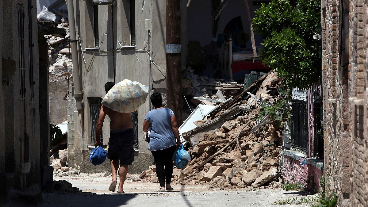 Nach dem Beben: Dorfbewohner auf Lesbos vor den Trümmern ihrer Häuser
