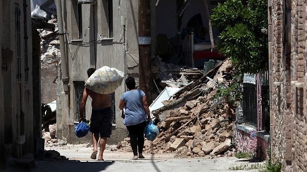 Nach dem Beben: Dorfbewohner auf Lesbos vor den Trümmern ihrer Häuser Nach dem Beben: Dorfbewohner auf Lesbos vor den Trümmern ihrer Häuser