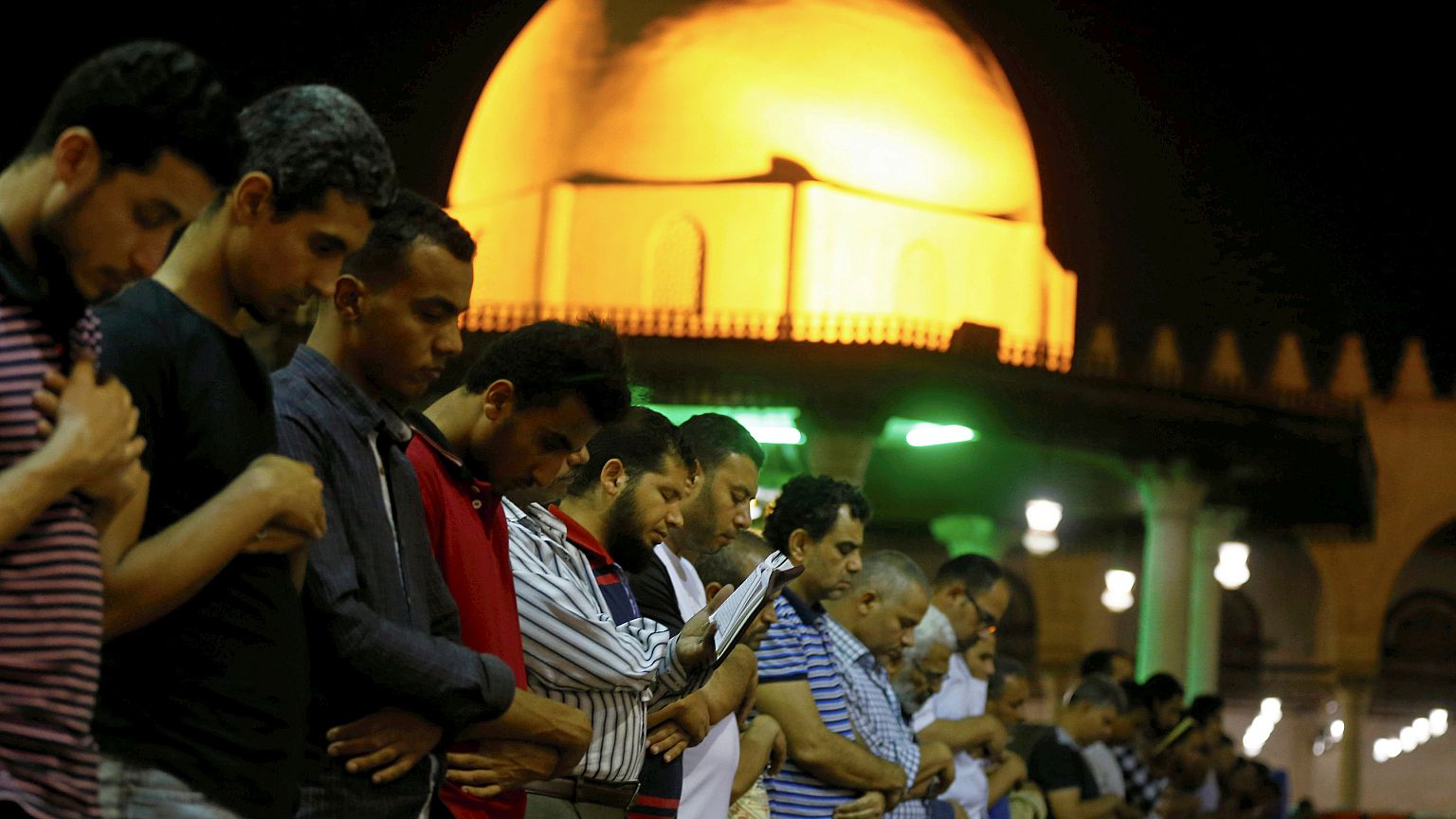 جدل في مصر بعد منع إذاعة صلاة التراويح عبر مكبرات الصوت