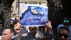 وسم #تيران_وصنافير_مصرية يتصدر مواقع التواصل ودعوات للخروج إلى الشارع