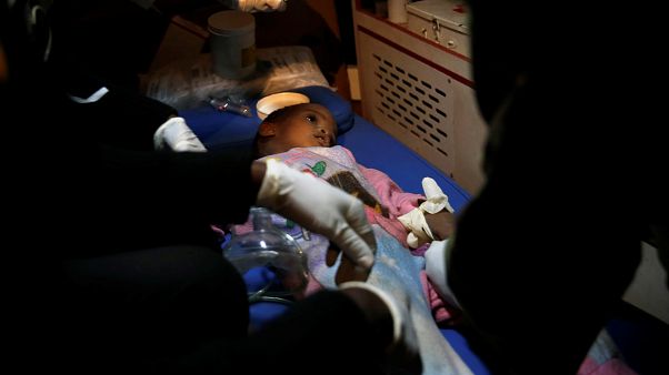 24 Stunden nach Hauseinsturz: Kinder lebend gerettet 24 Stunden nach Hauseinsturz: Kinder lebend gerettet