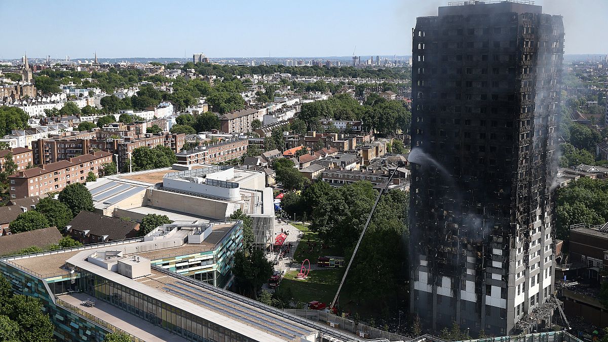 Londra'da alevler 27 katlı gökdeleni yuttu