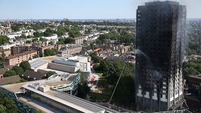 London: Hochhaus mit 200 Bewohnern in Flammen