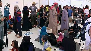 شاهد : النازحون العراقيون يصابون بالتسمم من المعونات الغذائية