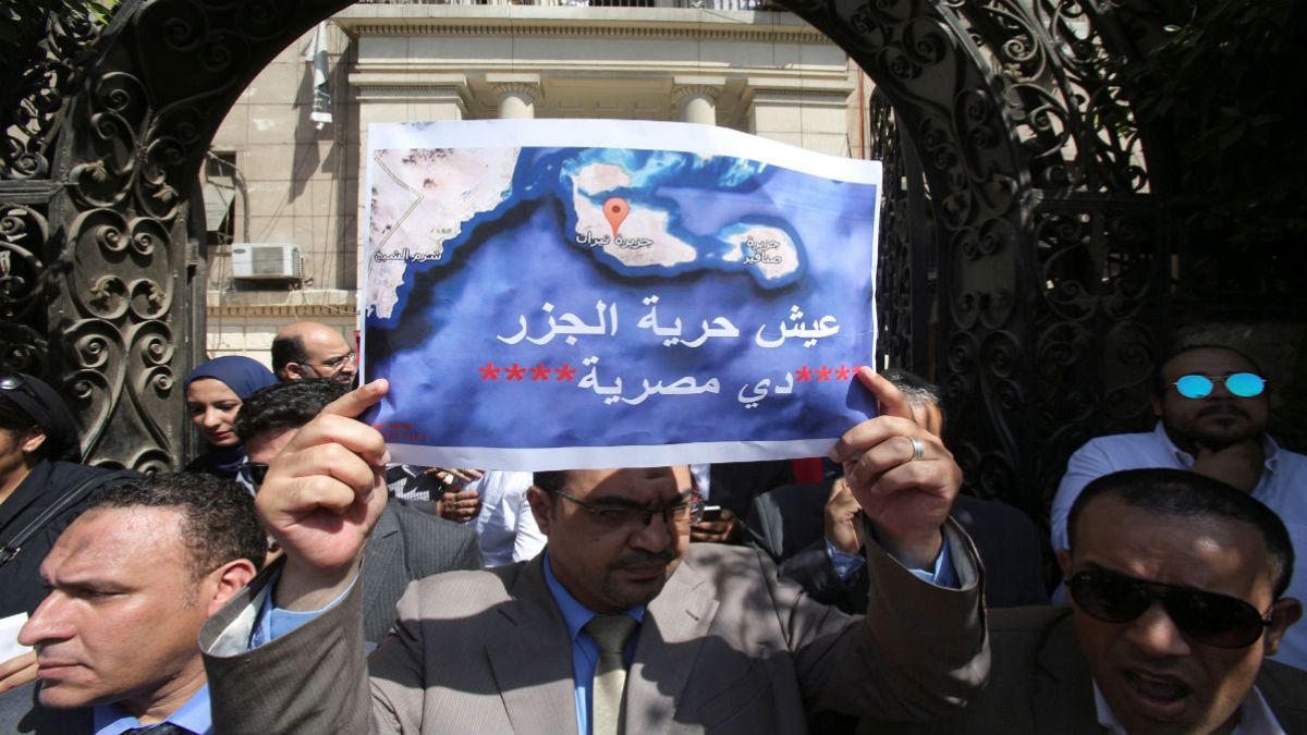 اعتراض به کمیته پارلمانی مصر در واگذاری جزایر به عربستان سعودی