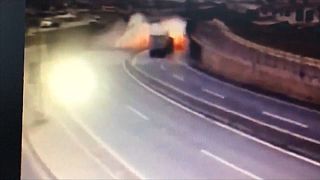اصطدام شاحنة محملة بالكبريت بجدار في الطريق السريع