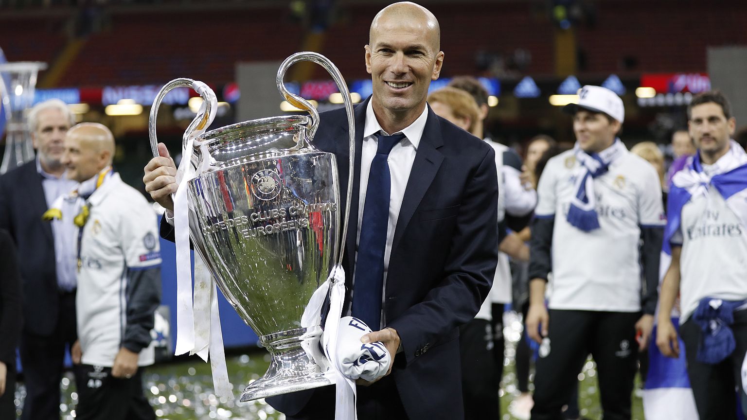 هل يدرب زيدان منتخب الديوك؟