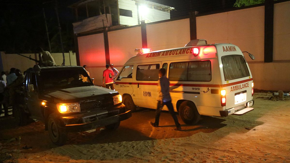 بالفيديو: ما حدث بعد الانفجار الذي أودى بحياة 18 شخصاً على الأقل في مطعم بمقديشو