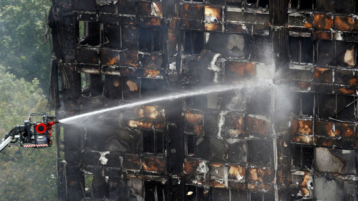 لندن؛ شمار قربانیان آتش سوزی برج مسکونی به ۱۷ نفر رسید