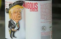 Una cerveza viste a Trump de mariachi