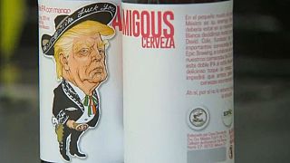 Una cerveza viste a Trump de mariachi