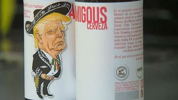 Una cerveza viste a Trump de mariachi Una cerveza viste a Trump de mariachi