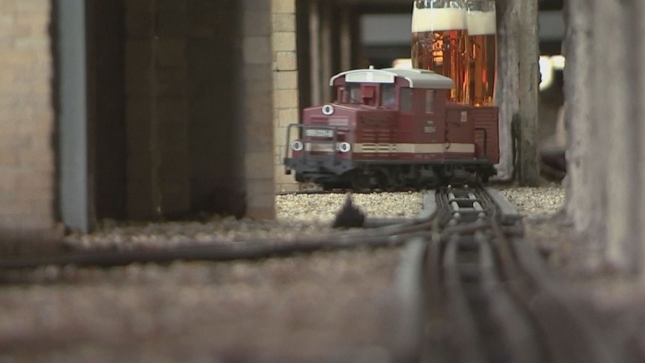 La cervecería que sirve sus bebidas en trenes de juguete La cervecería que sirve sus bebidas en trenes de juguete