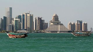 العمال الأجانب في قطر يخشون فقدان وظائفهم