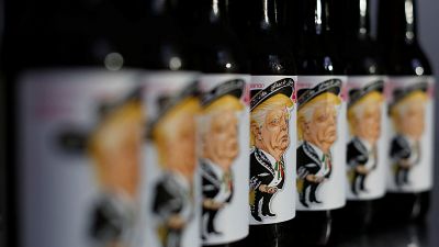 Καρικατούρα του Τραμπ στο μπουκάλι μεξικάνικης μπύρας