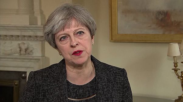 Theresa May stretta tra due fuochi Theresa May stretta tra due fuochi