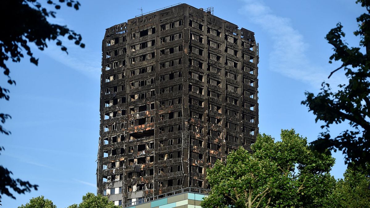 Лондон: число жертв пожара в высотке растет