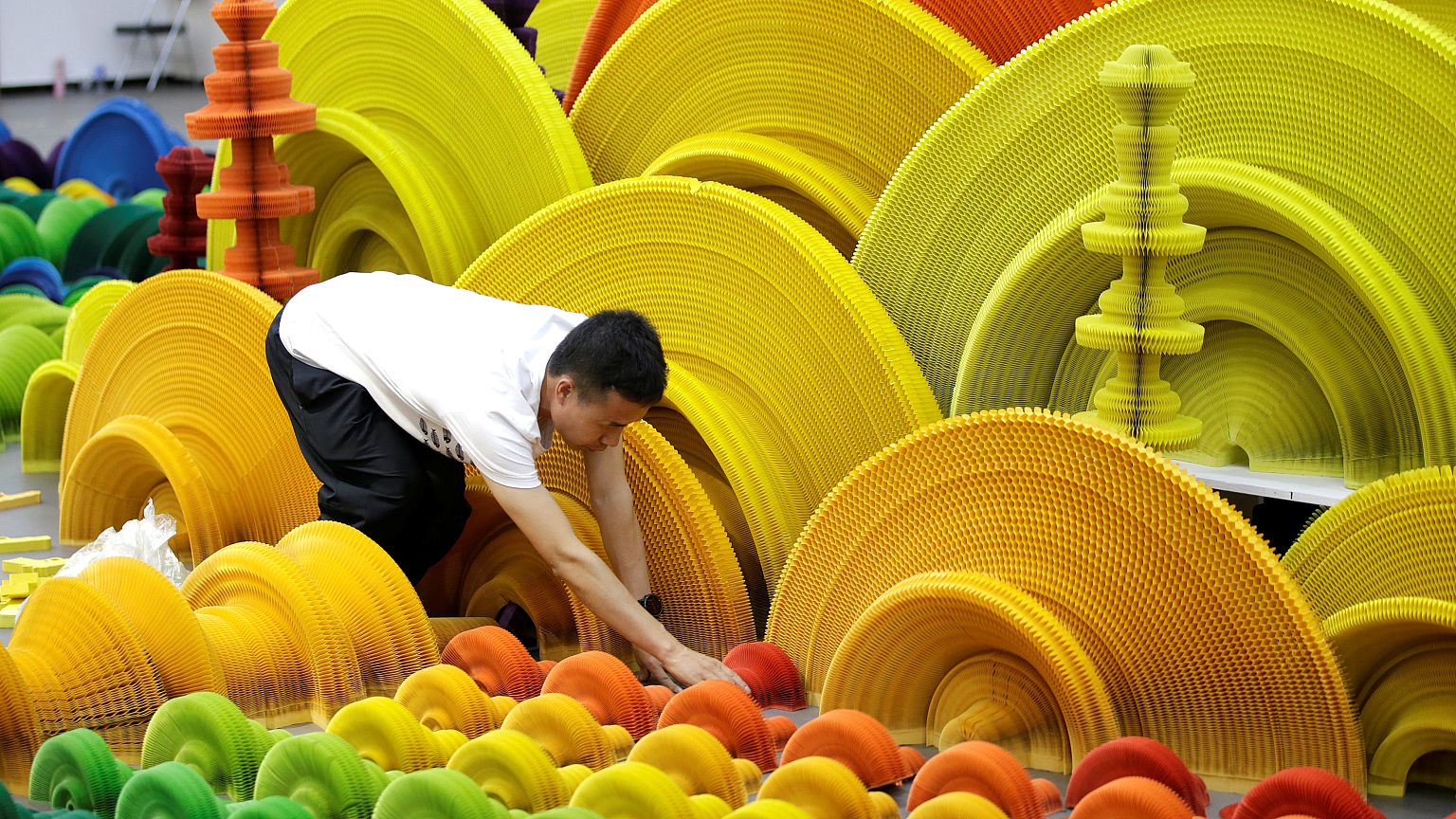 Li Hongbo sticks to his paper guns in new Beijing expo