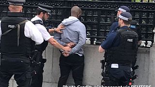 La policía británica detiene a un hombre supuestamente armado con un cuchillo a las puertas del Parlamento en Londres