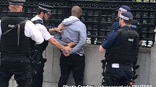 Angespannte Stimmung in London: Mann mit Messer festgenommen Angespannte Stimmung in London: Mann mit Messer festgenommen