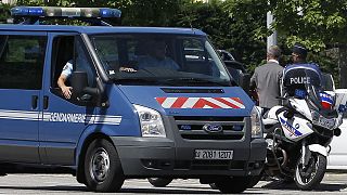 La policía investiga un coche hallado al sur de Lyon, Francia, con varias bombonas de gas escondidas.  Las fuerzas del orden han evacuado la zona.