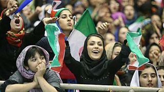 انصار حزب الله: درباره ورود زنان به استادیوم، آتش به اختیار عمل می‌کنیم