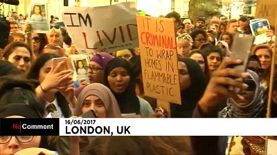 Protesto por justiça após trágico incêndio em Londres