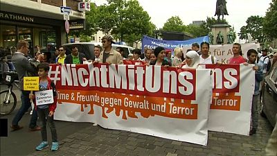 Köln'deki Müslümanlar 'radikal İslam'a karşı yürüdü