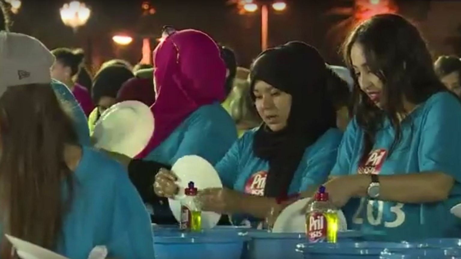 الجزائر تدخل موسوعة "غينيس" للأرقام القياسية في غسل الأطباق
