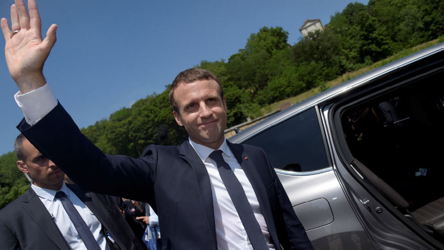 [LIVE UPDATES] Macron to win overwhelming victory