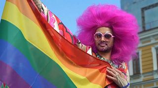 Plus de 2.500 personnes à la gay pride de Kiev, sous protection policière