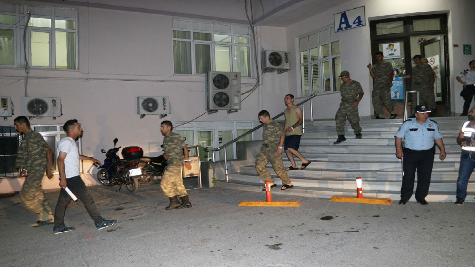 Manisa'da yüzlerce asker zehirlendi