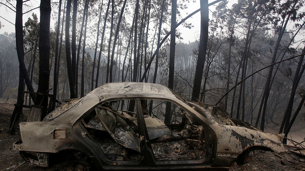 Még mindig oltják a tüzet Portugáliában