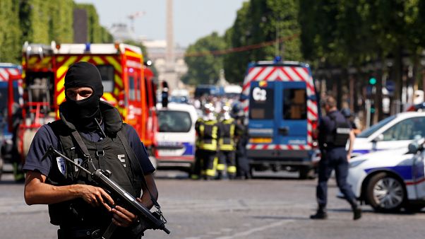 Un homme a précipité sa voiture contre un fourgon de police sur les Champs-Elysées, il est mort, pas d'autres blessés. Une bonbonne de gaz et des armes à feu ont été retrouvées dans la voiture Un homme a précipité sa voiture contre un fourgon de police sur les Champs-Elysées, il est mort, pas d'autres blessés. Une bonbonne de gaz et des armes à feu ont été retrouvées dans la voiture