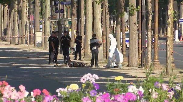 Un attentat échoue sur les Champs-Élysées Un attentat échoue sur les Champs-Élysées