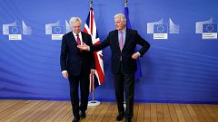 Brexit: Barnier e Davis satisfeitos com resultado da primeira negociação