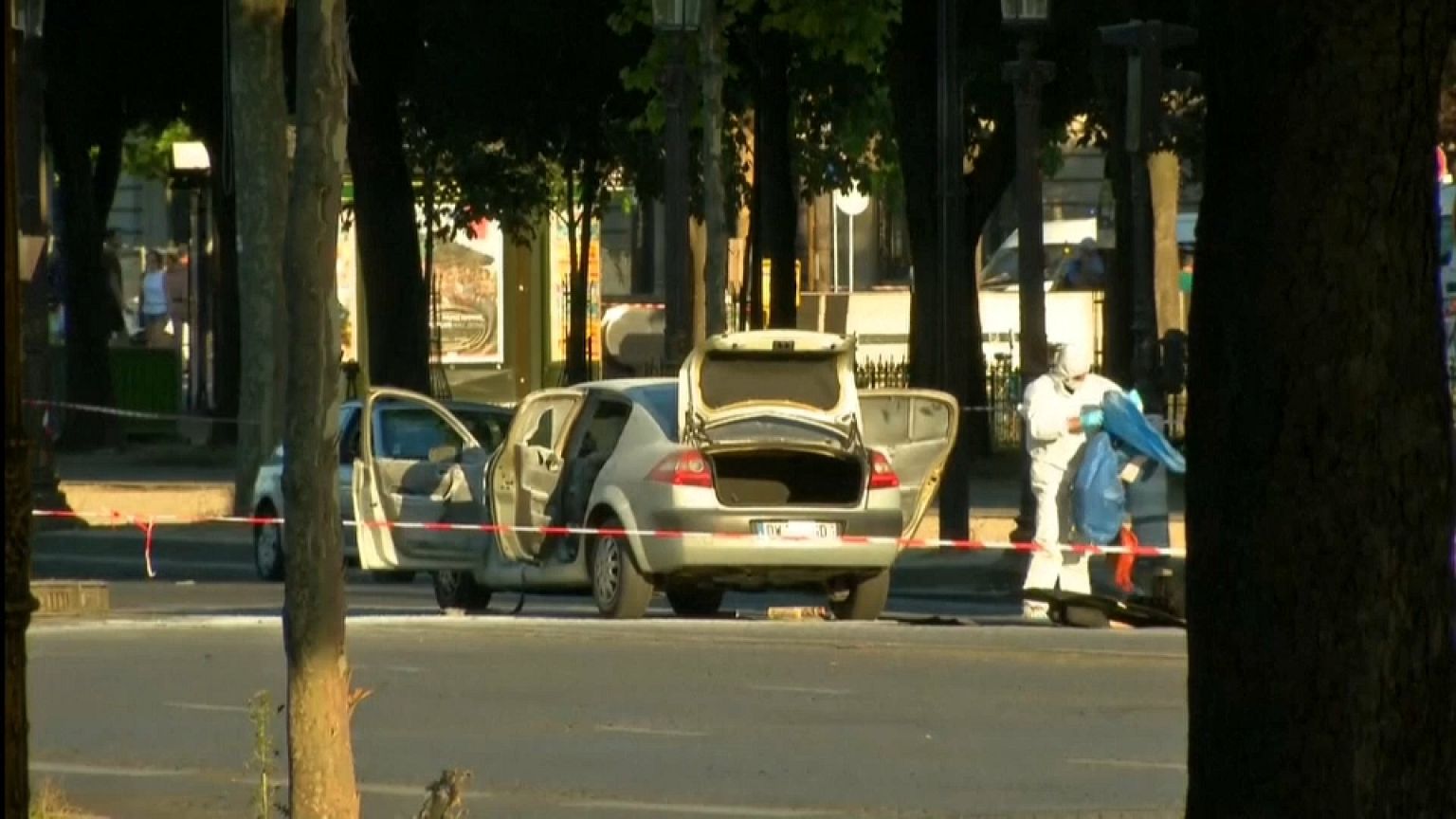 Parigi, lancia l'auto contro la polizia: ucciso