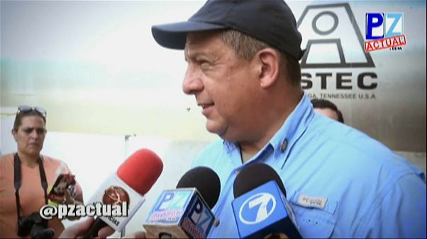 Costarica, incidente in diretta: il Presidente ingoia una vespa Costarica, incidente in diretta: il Presidente ingoia una vespa