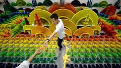 Waffen zu Blumen - Eine Papierinstallation von Li Hongbo