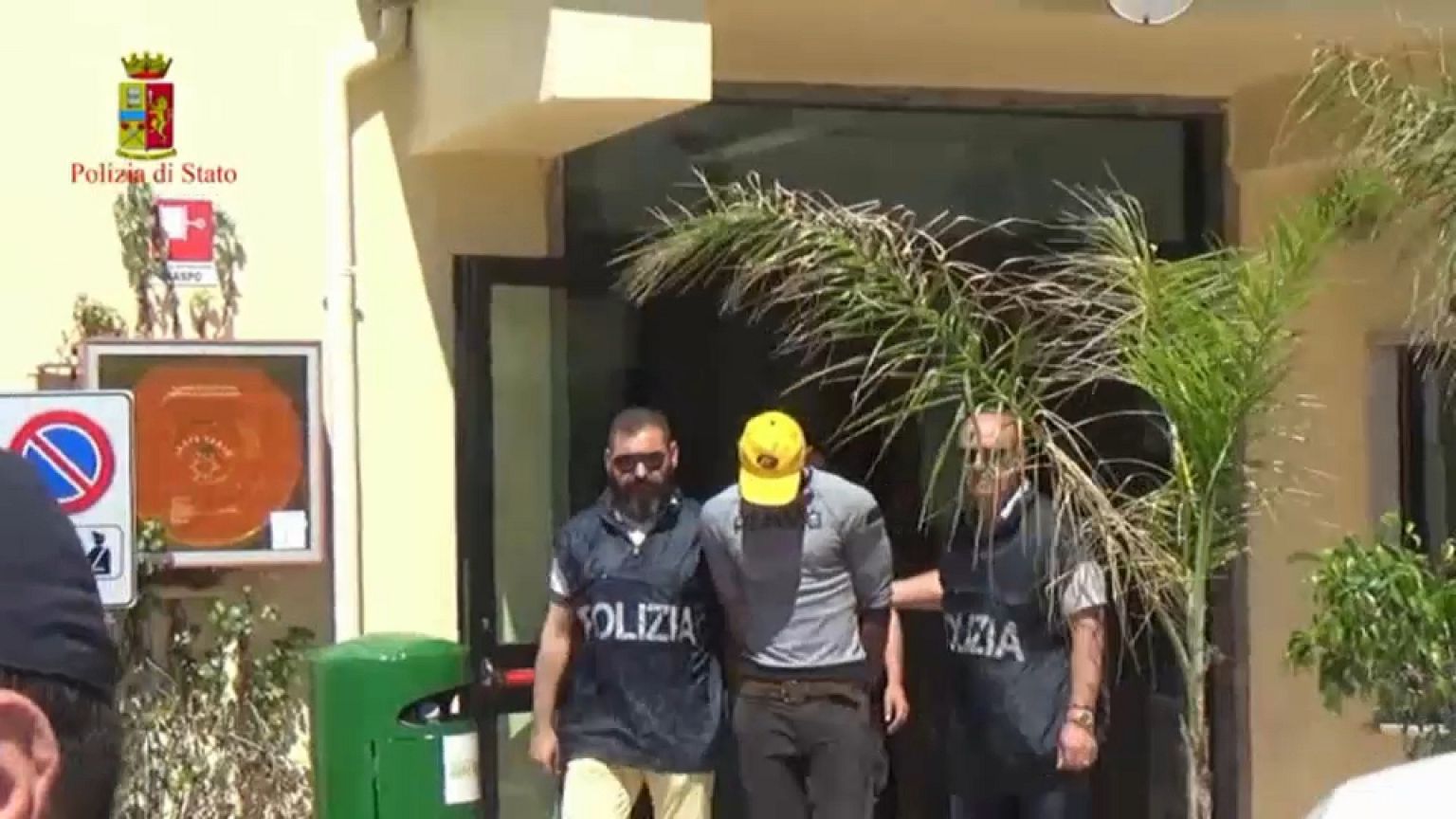 Torturava i migranti fino alla morte, arrestato