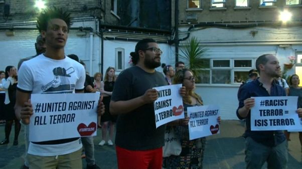 Attacco moschea: a Londra veglia di solidarietà Attacco moschea: a Londra veglia di solidarietà