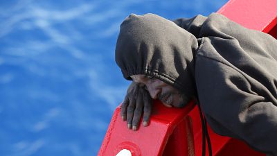 [شاهد] منظمة "انقذوا الأطفال" تنقذ قاربا للاجئين الأفارقة