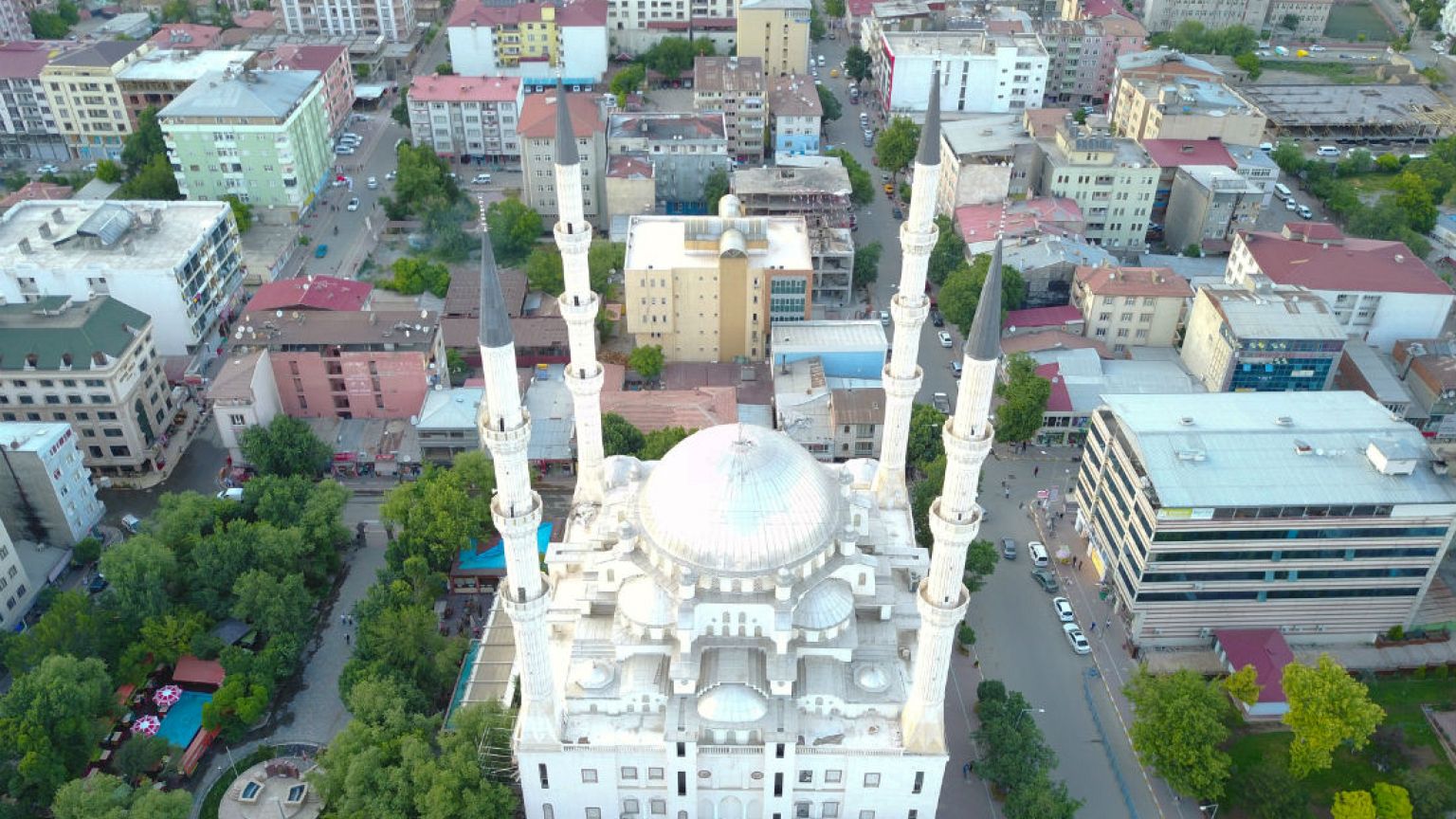مدينة واحدة بأذانين للإفطار في رمضان