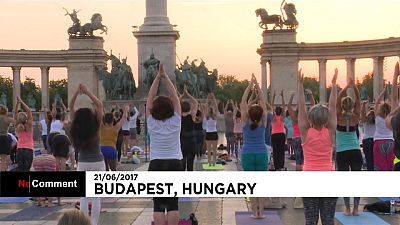 Утреннее занятие йогой на площади Героев в Будапеште