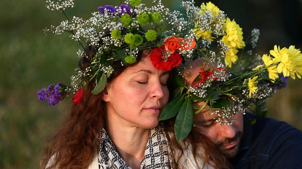 Stonehenge: Sonnenanbeter begrüßen längsten Tag des Jahres Stonehenge: Sonnenanbeter begrüßen längsten Tag des Jahres